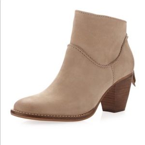 Steve Madden Wesleyy Bootie Size 7.5 in Ivory